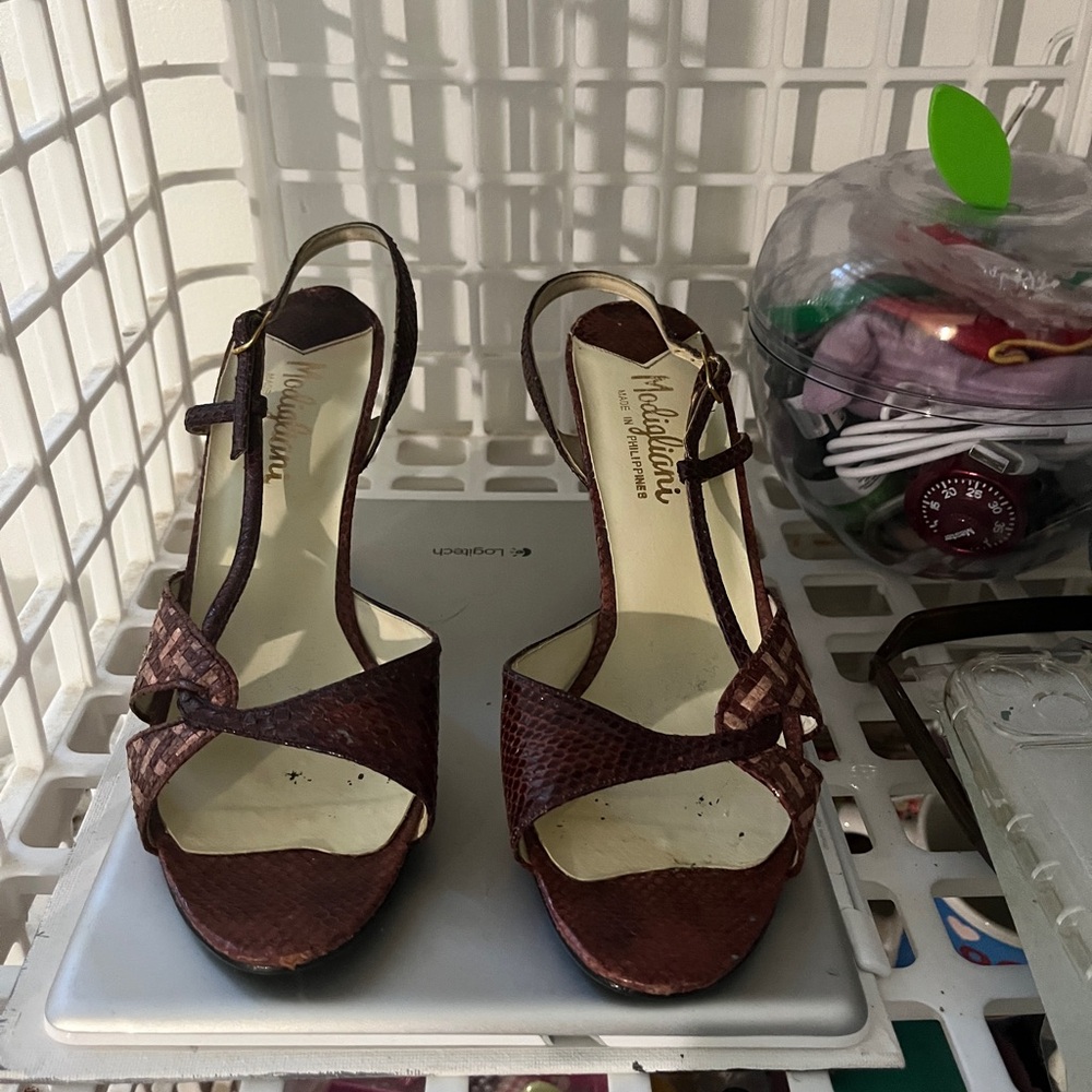 moldigliani burgundy crocodile print heels